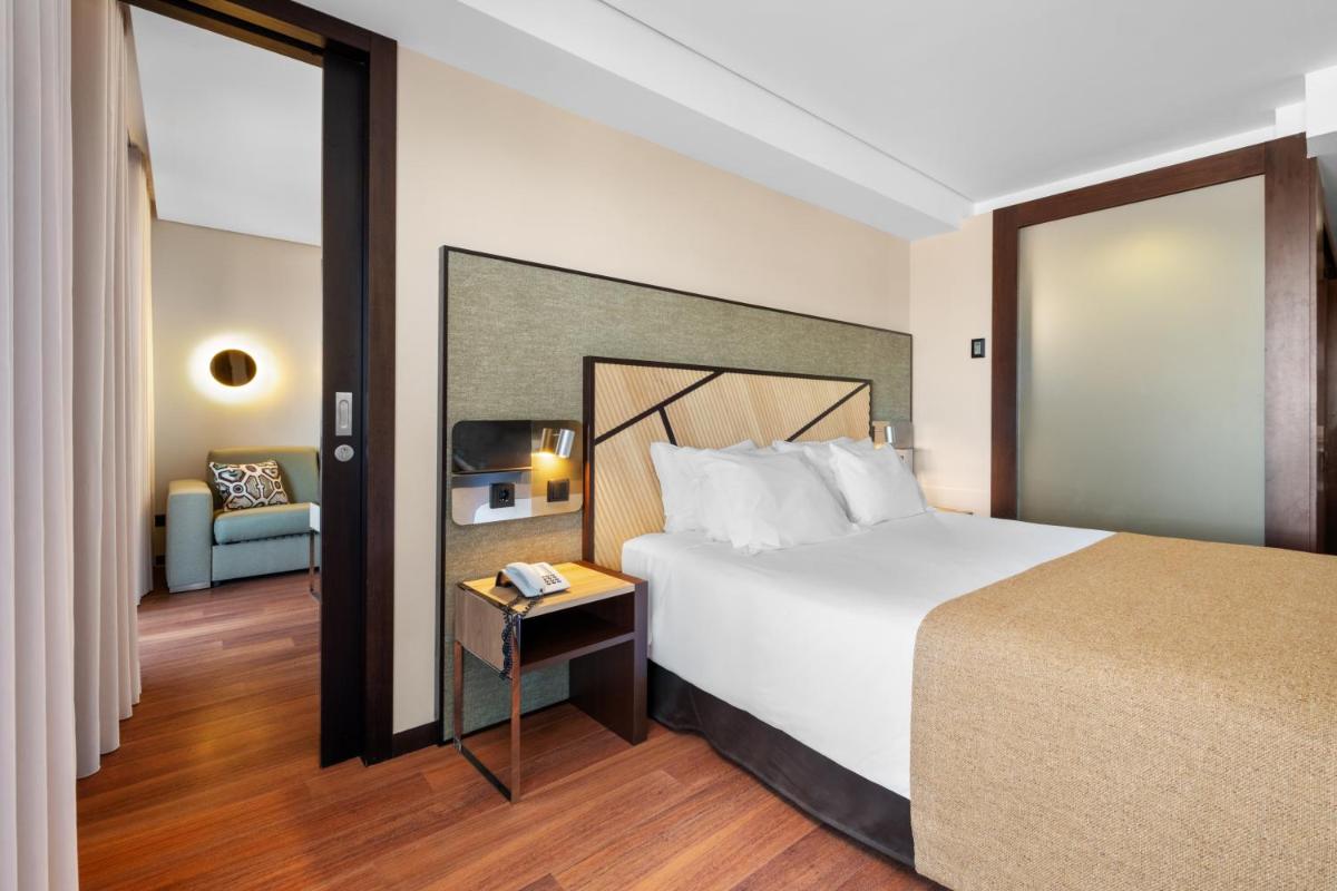 Uma cama ou camas num quarto em Axis Porto Business & Spa Hotel