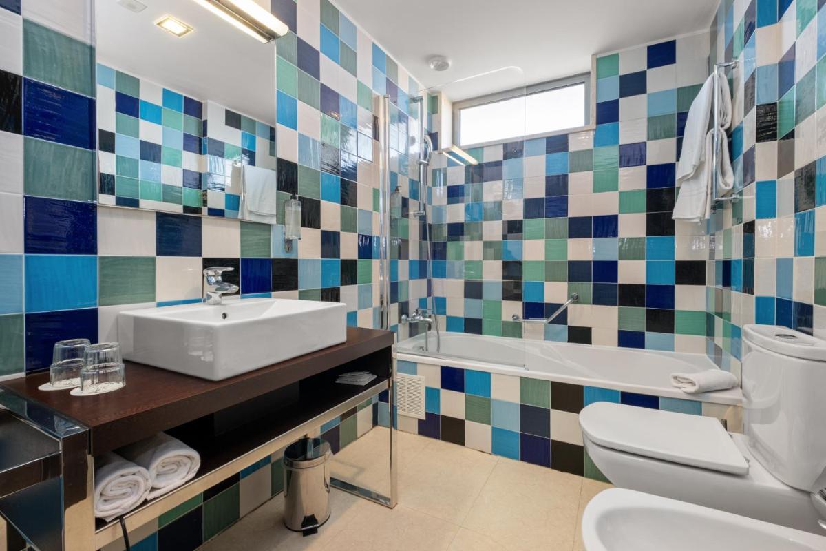 Uma casa de banho em Axis Porto Business & Spa Hotel