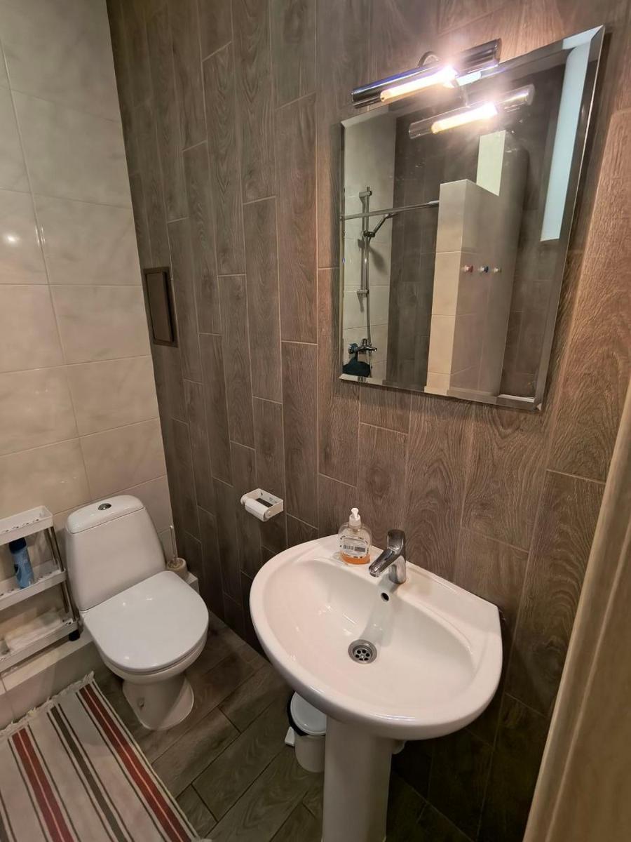 Orange Guest Rooms - Housity