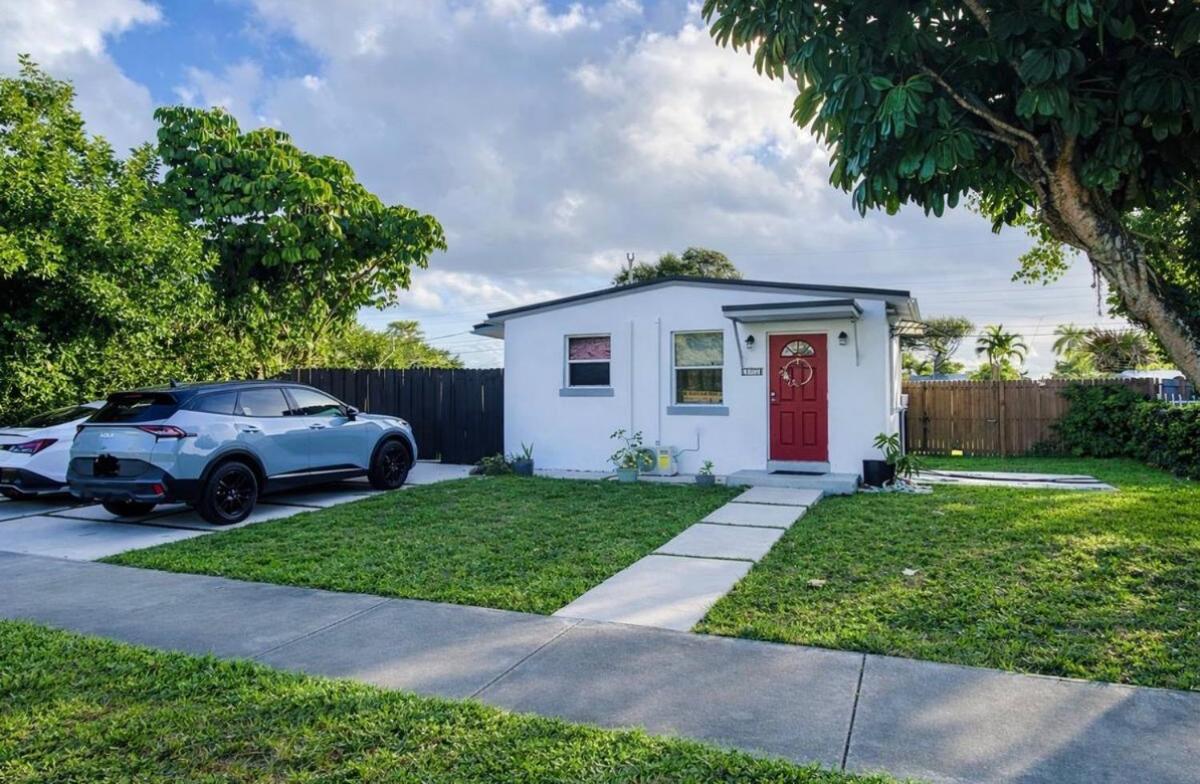 Cozy 2BR Family Home Hollywood, FL Near Miami & Beaches - Housity