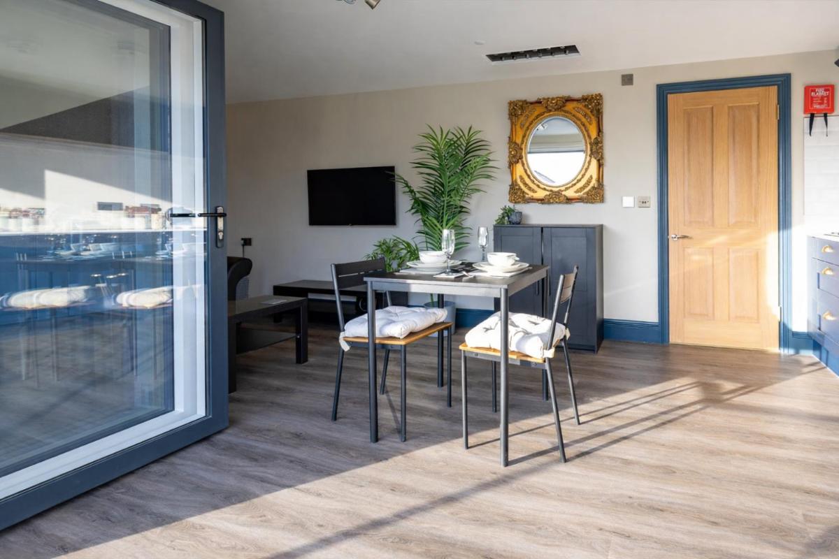 Le Mini Metro Balcony Apartment by i-Stay Whitby - Housity