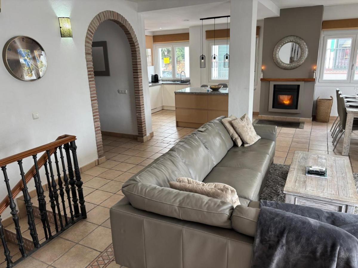 Large Family Townhouse with private pool in Benahavis Village - Housity