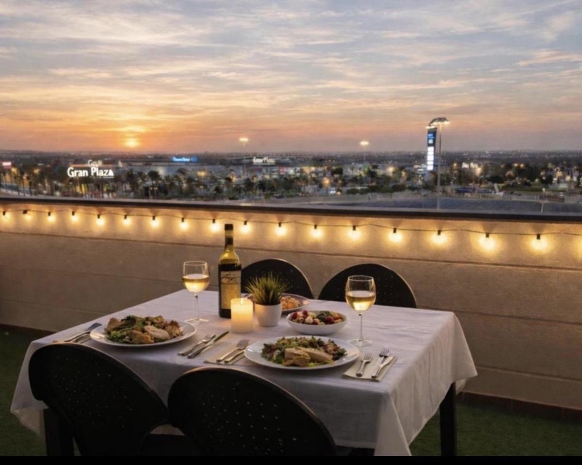 Ático junto al Teatro Auditorio de Roquetas, con Piscina, Parking y Terraza - Housity