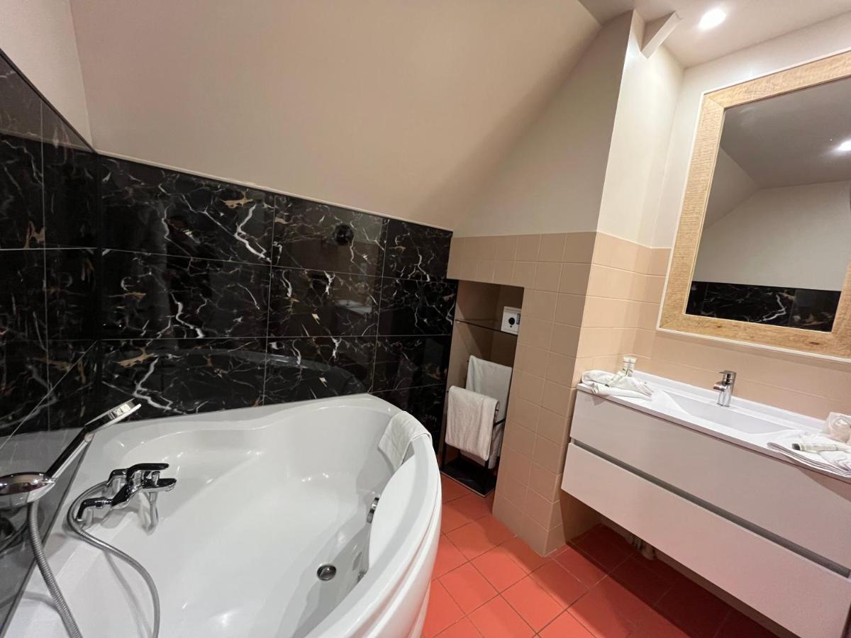 Salle de bains dans l'établissement Le Manoir De La Poterie & Spa