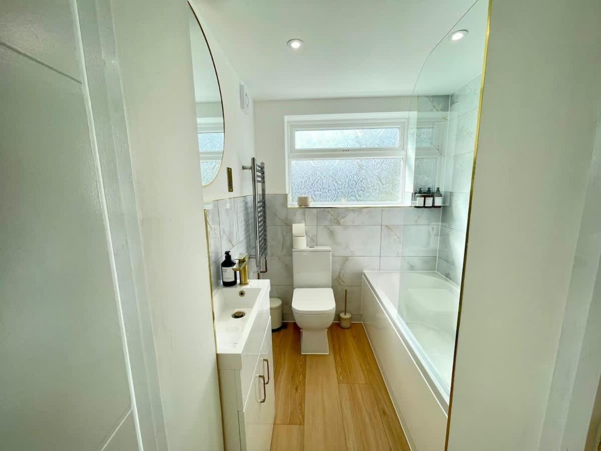 Canterbury Stay Modern Duplex 2 min to Station - Housity