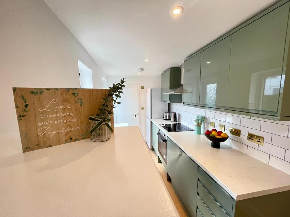 Canterbury Stay Modern Duplex 2 min to Station - Housity