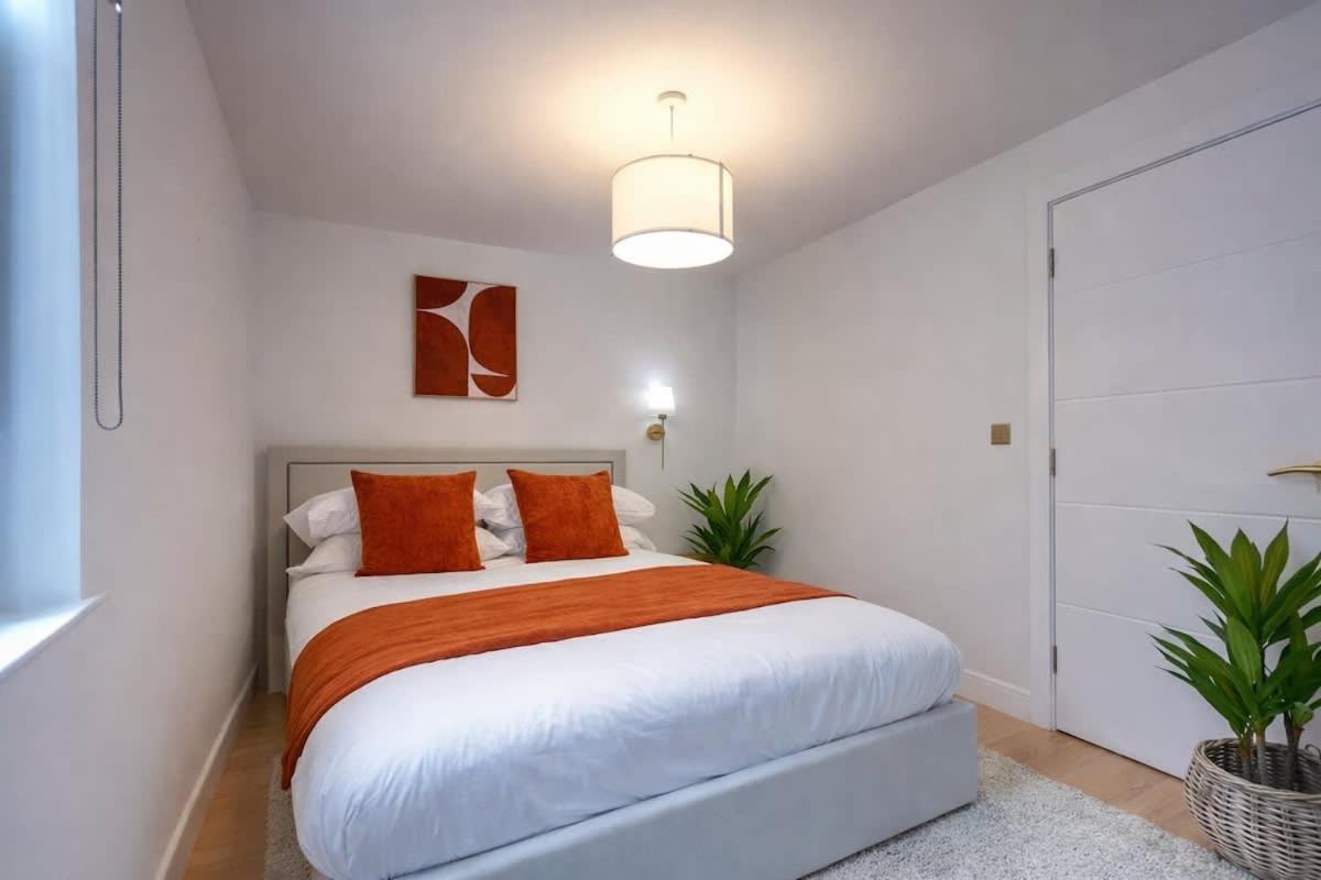 Canterbury Stay Modern Duplex 2 min to Station - Housity