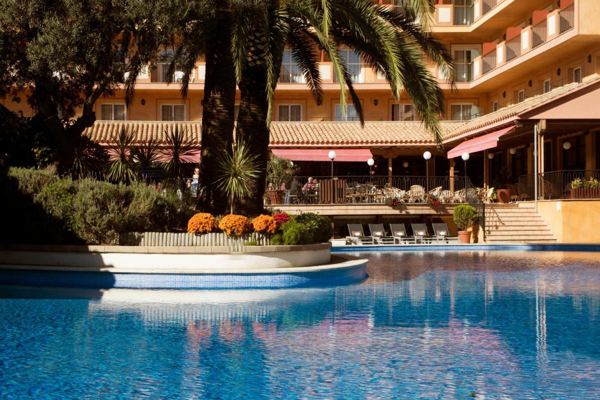 una piscina frente a un hotel en Luna Club Hotel Yoga & Spa 4Sup, en Malgrat de Mar una piscina frente a un hotel en Luna Club Hotel Yoga & Spa 4Sup, en Malgrat de Mar