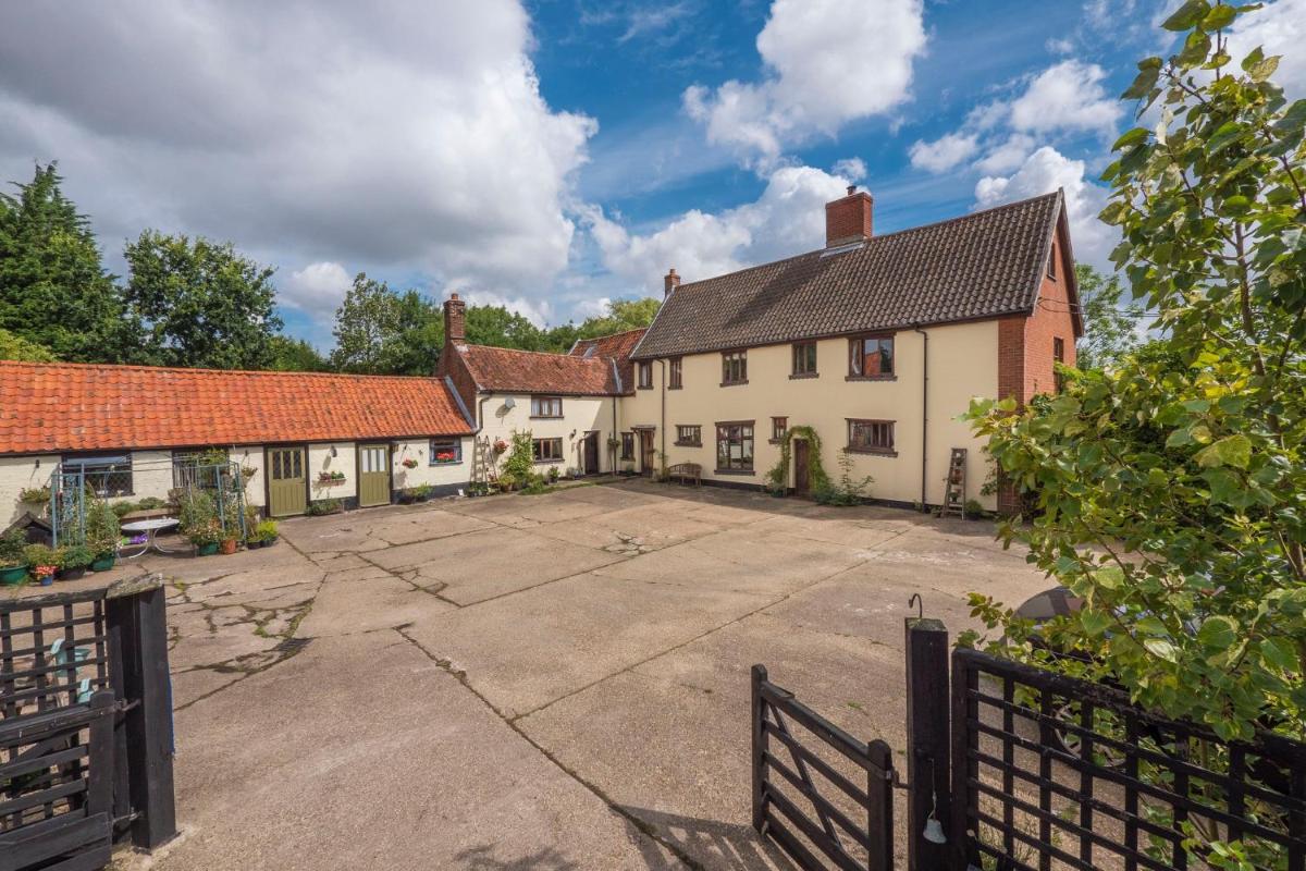Valley Farmhouse, Westhall - Housity