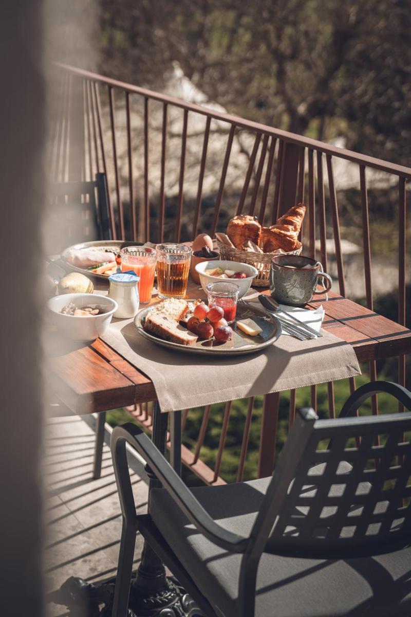 une table de pique-nique avec de la nourriture et des boissons sur une terrasse dans l'établissement Maison Jenny Hotel Restaurant & Spa, à Hagenthal-le-Bas