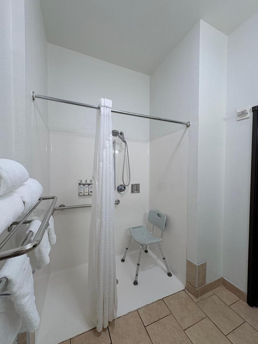 Country Inn & Suites by Radisson, Terrell - Housity