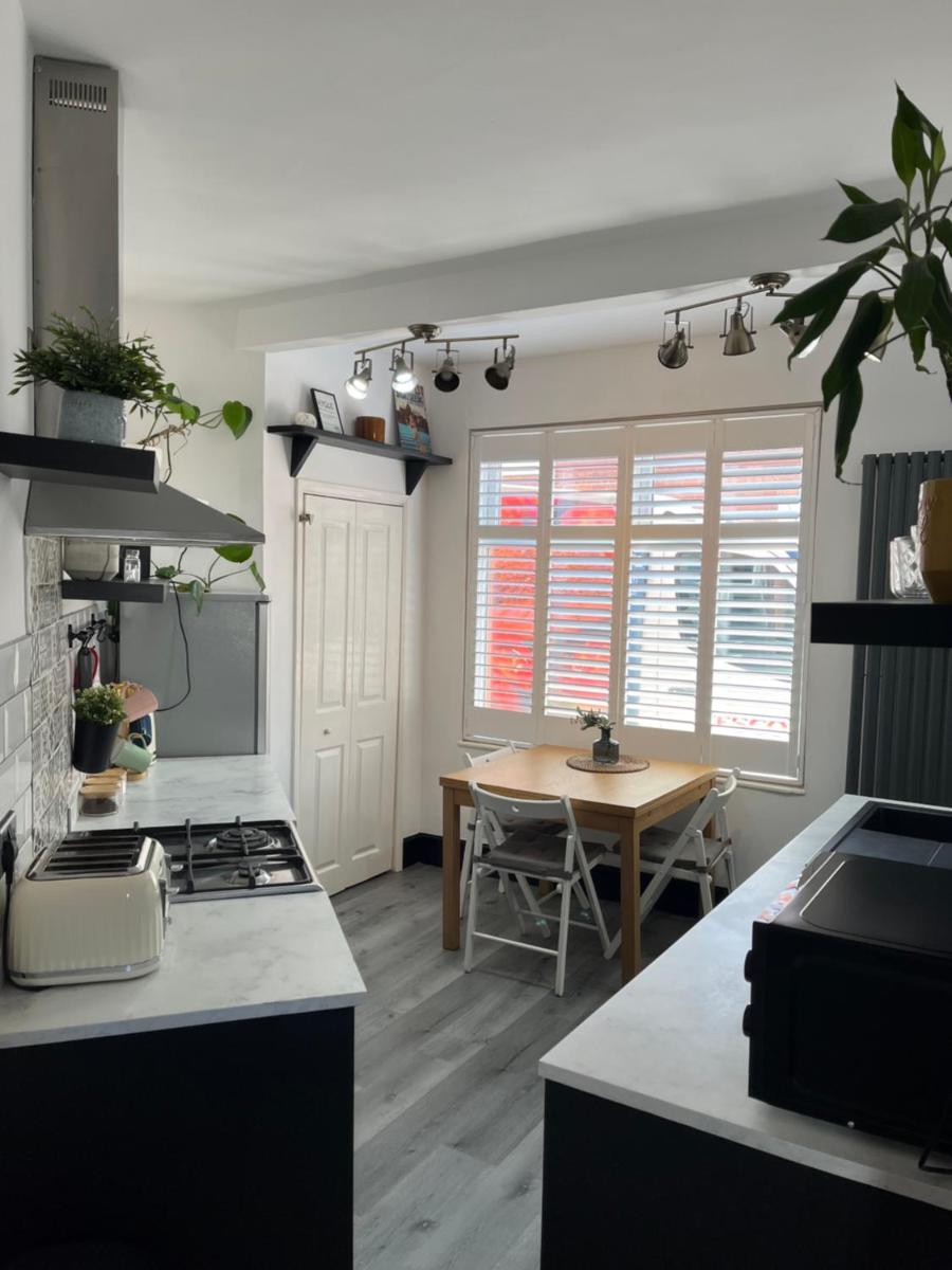Hoole House- Recently decorated, bright and modern 2 bedroom house, close to Chester train station and the City Centre - Hizvo