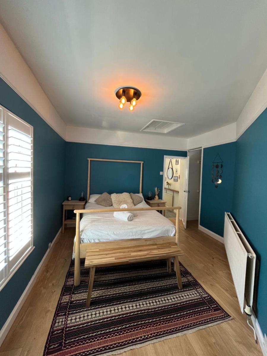 Hoole House- Recently decorated, bright and modern 2 bedroom house, close to Chester train station and the City Centre - Hizvo