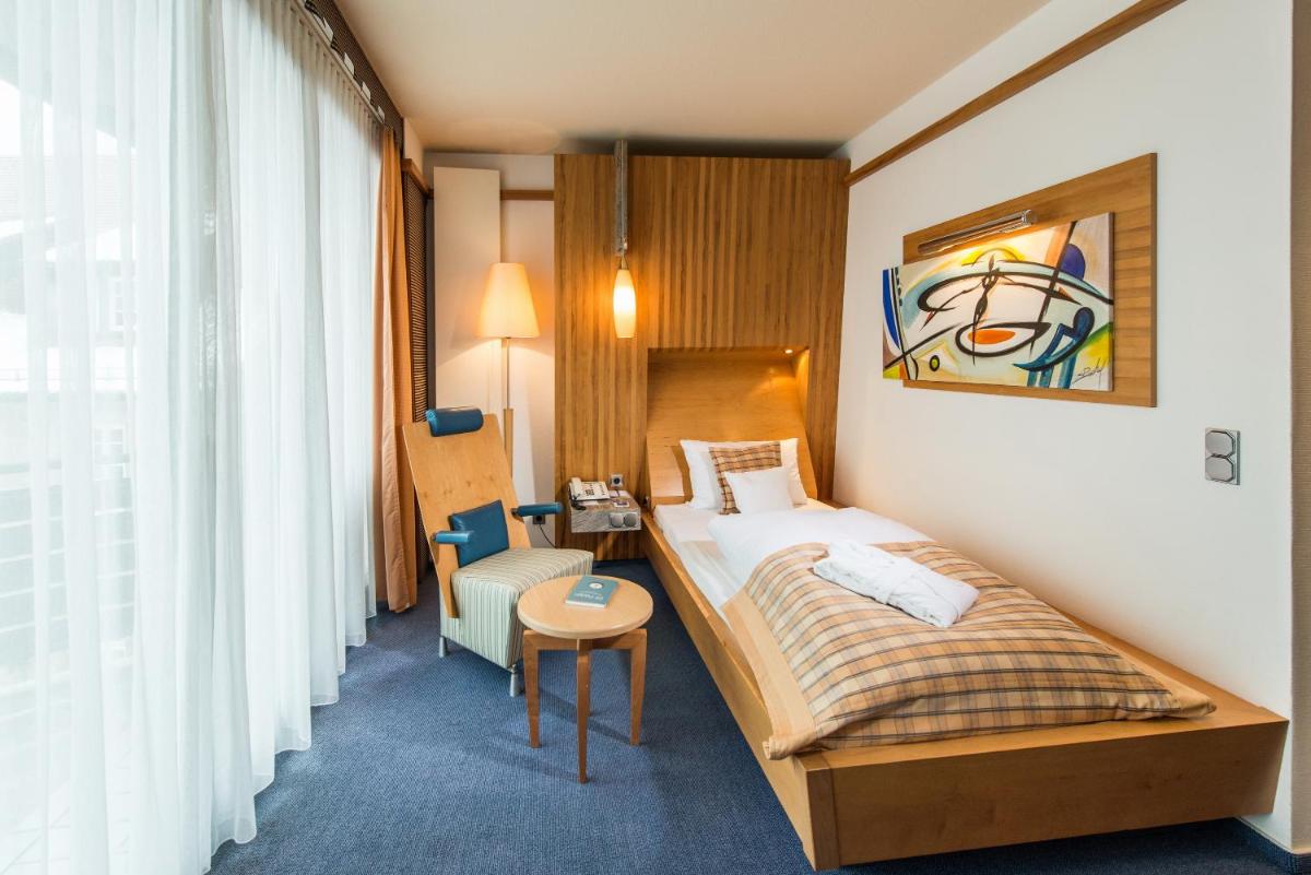 Ein Bett oder Betten in einem Zimmer der Unterkunft Göbels Schlosshotel "Prinz von Hessen" Ein Bett oder Betten in einem Zimmer der Unterkunft Göbels Schlosshotel "Prinz von Hessen"