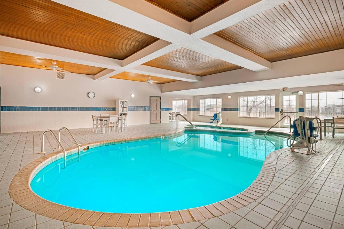 Country Inn & Suites by Radisson, West Bend, WI - Housity