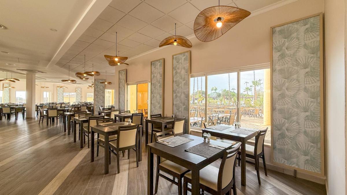 Um restaurante ou outro lugar para comer em AP Adriana Beach Resort