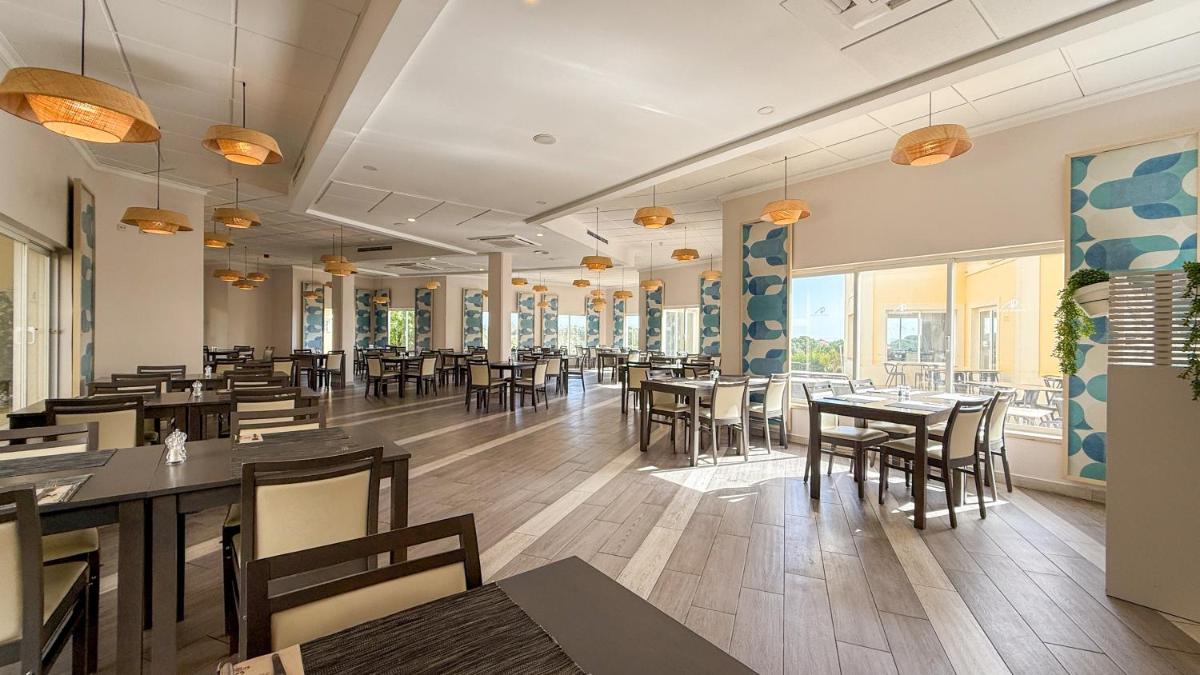 Um restaurante ou outro lugar para comer em AP Adriana Beach Resort