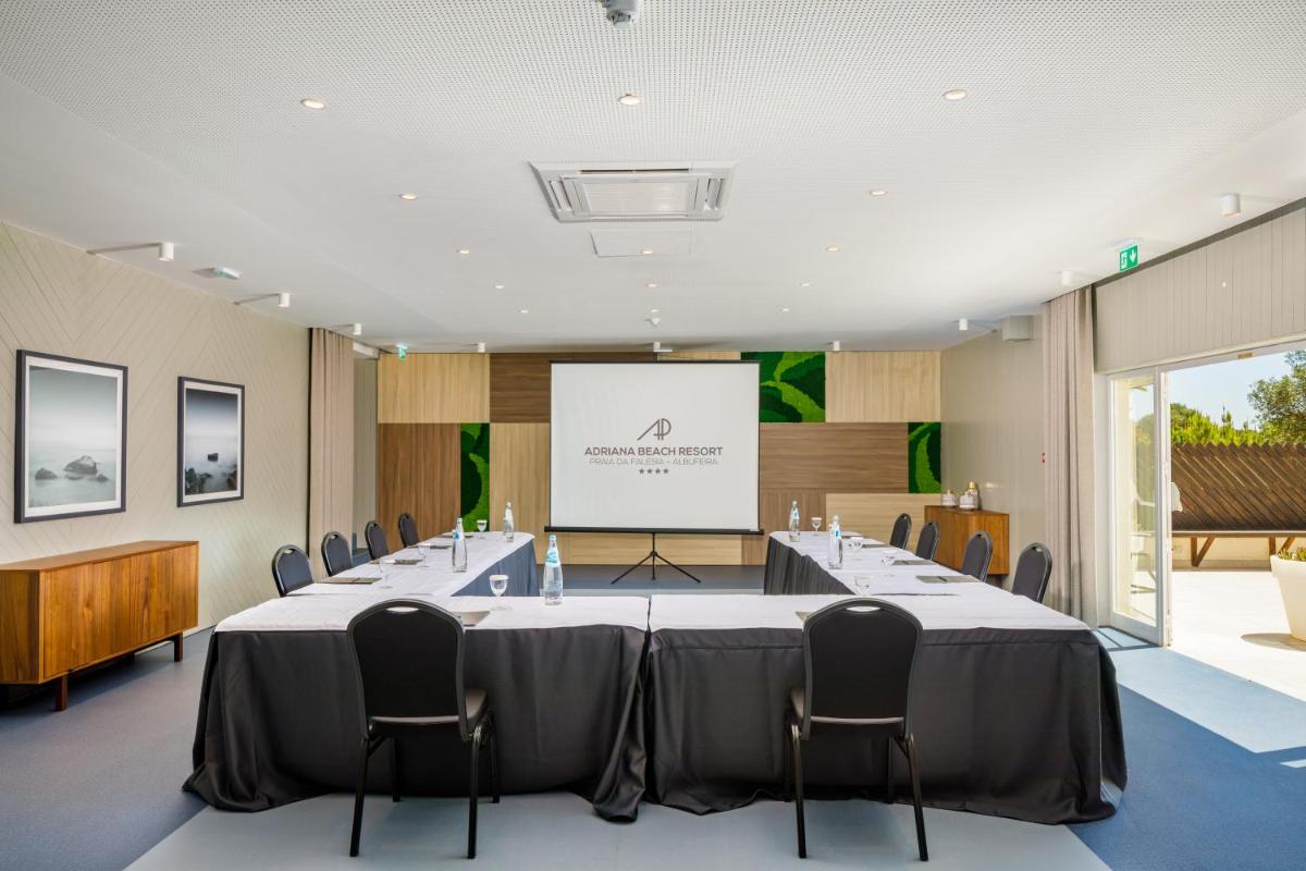 A área empresarial e/ ou a sala de conferências de AP Adriana Beach Resort