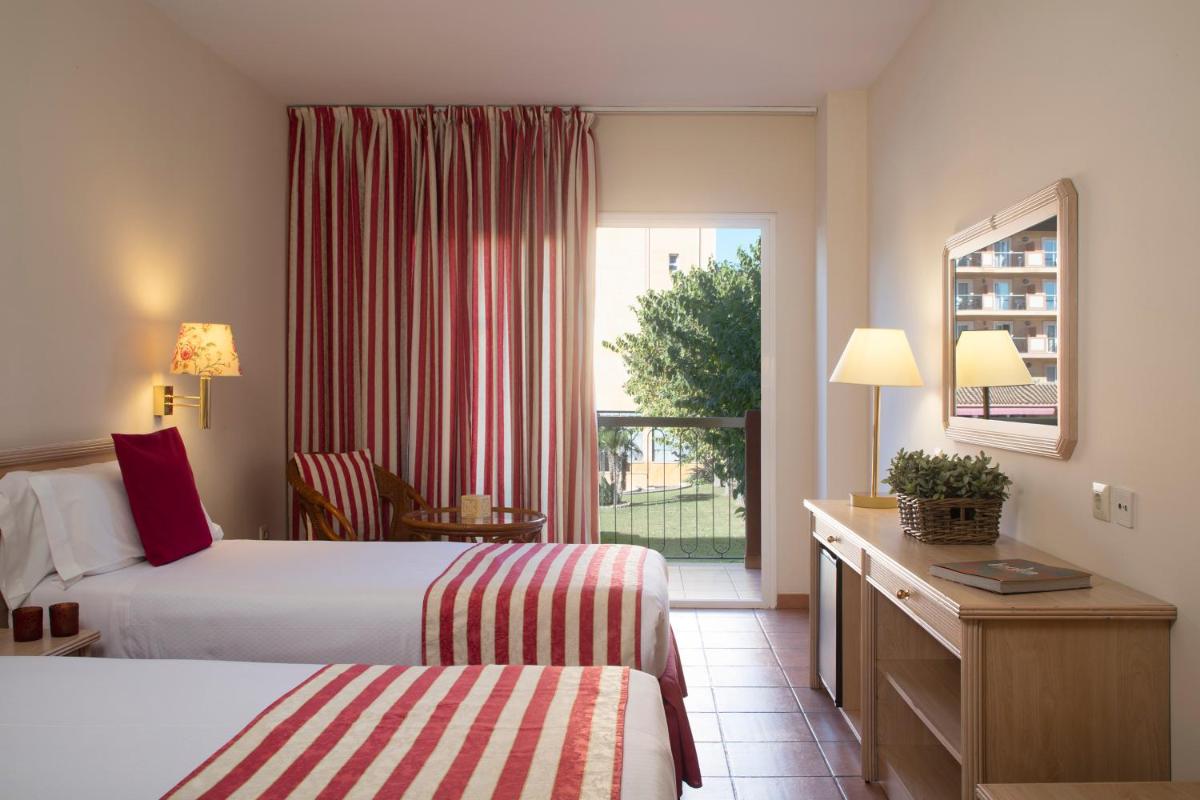 Una habitación de hotel con dos camas y una ventana. en Luna Club Hotel Yoga & Spa 4Sup, en Malgrat de Mar