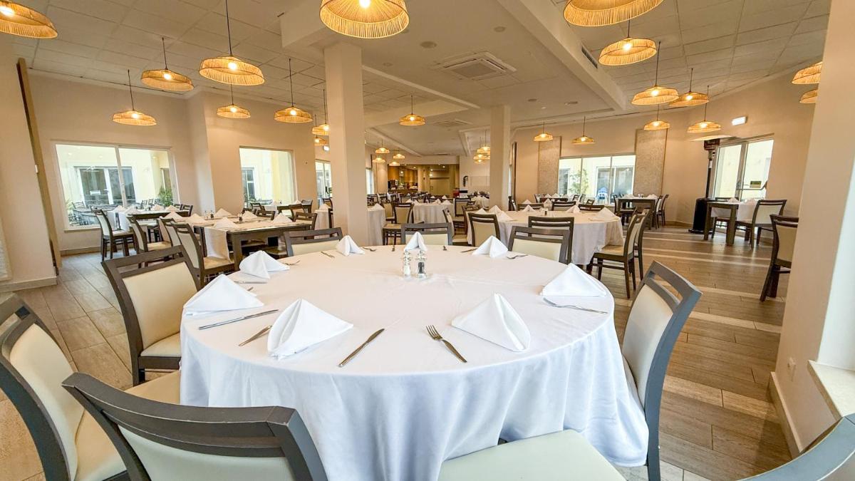 Um restaurante ou outro lugar para comer em AP Adriana Beach Resort