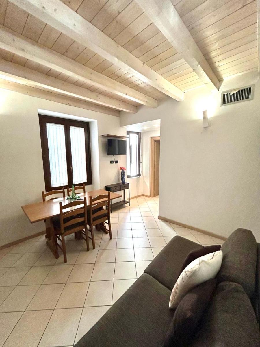 Rossi Lake Family - Housity