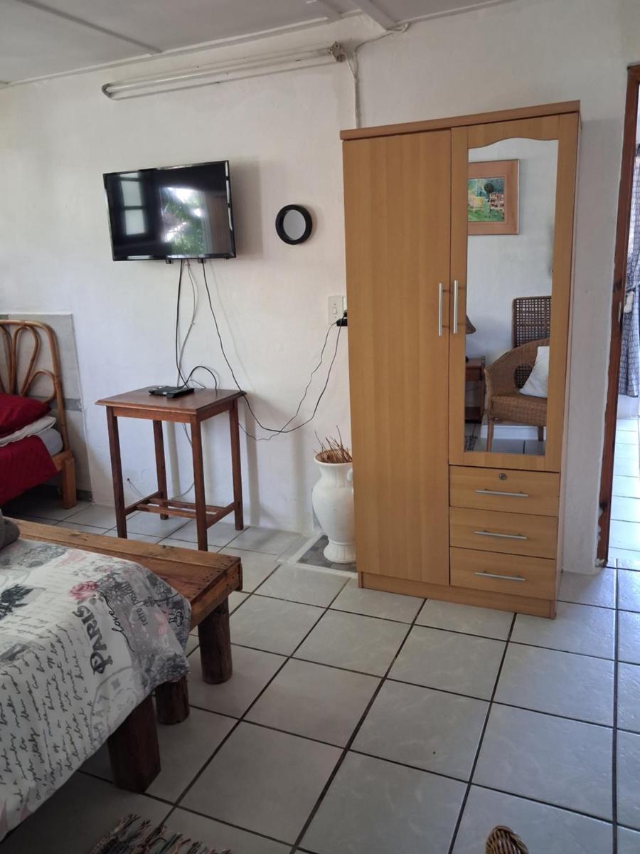 Self Catering Unit 6, Sandbaai - Housity