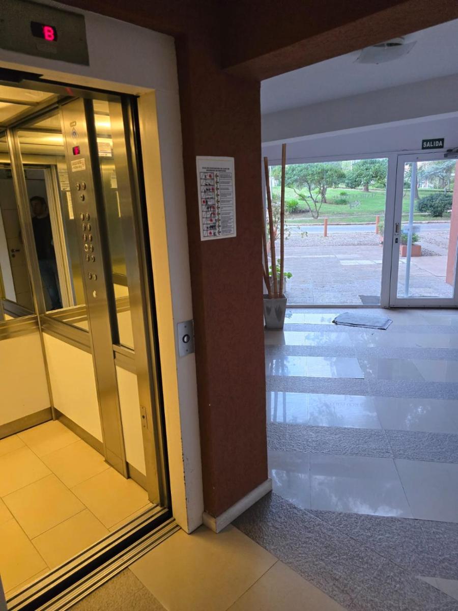 Divino dto zona centro con cochera y terraza con solarium propia - Housity
