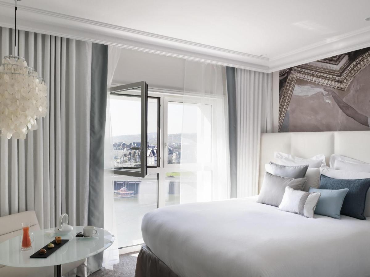 Un ou plusieurs lits dans un hébergement de l'établissement Cures Marines Hotel Thalasso & Spa Trouville - MGallery Collection