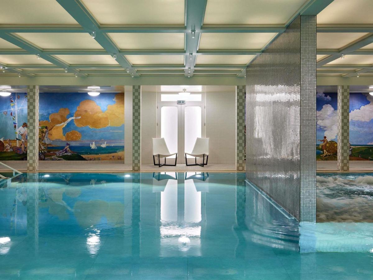 Piscine de l'établissement Cures Marines Hotel Thalasso & Spa Trouville - MGallery Collection ou située à proximité