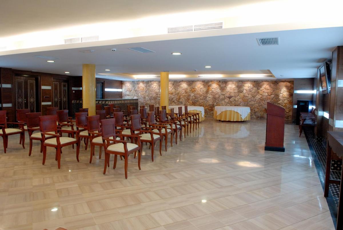 Un restaurante o sitio para comer en Hotel & Spa Sierra de Cazorla 4*