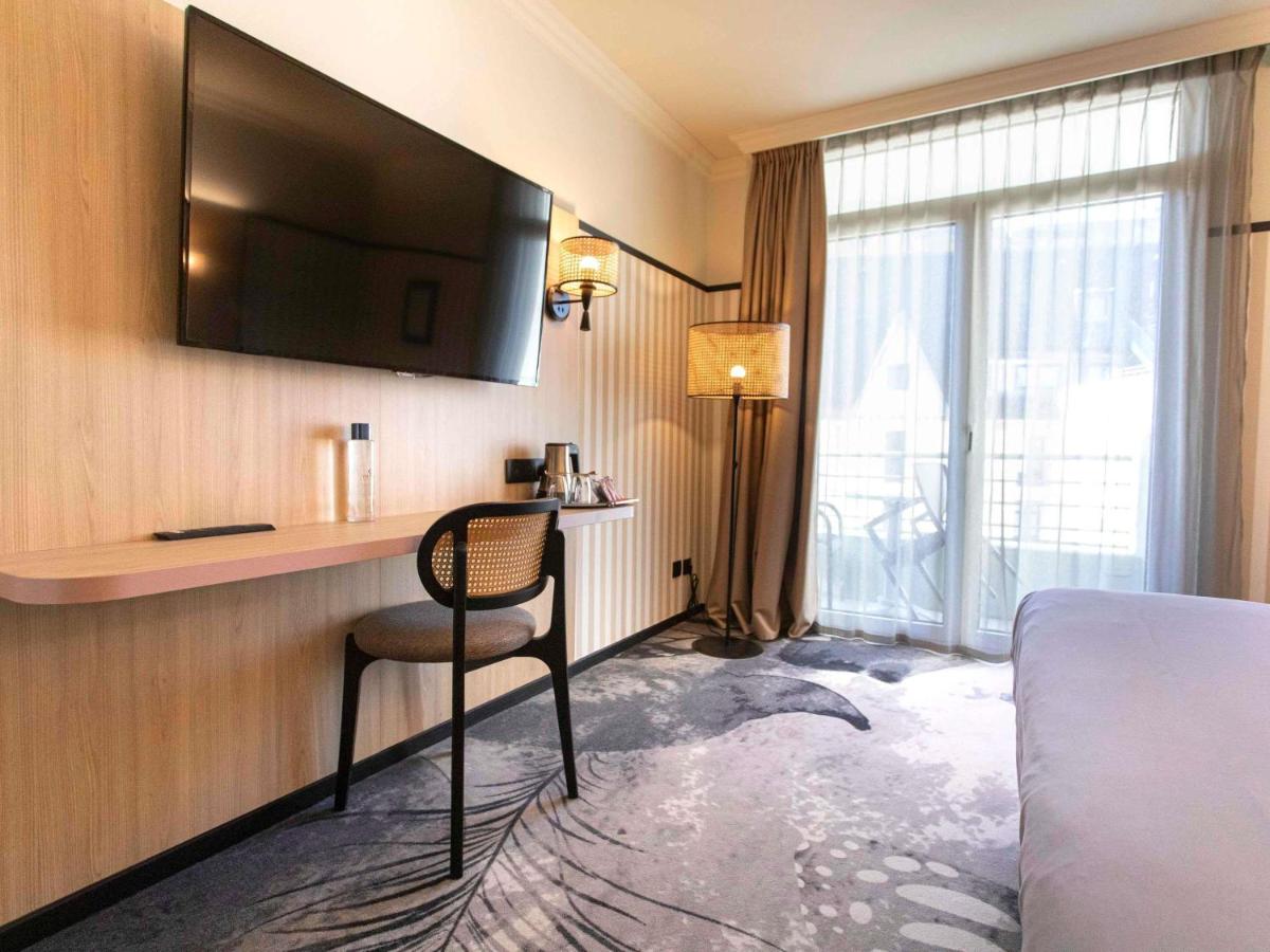 Télévision ou salle de divertissement dans l'établissement Mercure Granville Le Grand Large