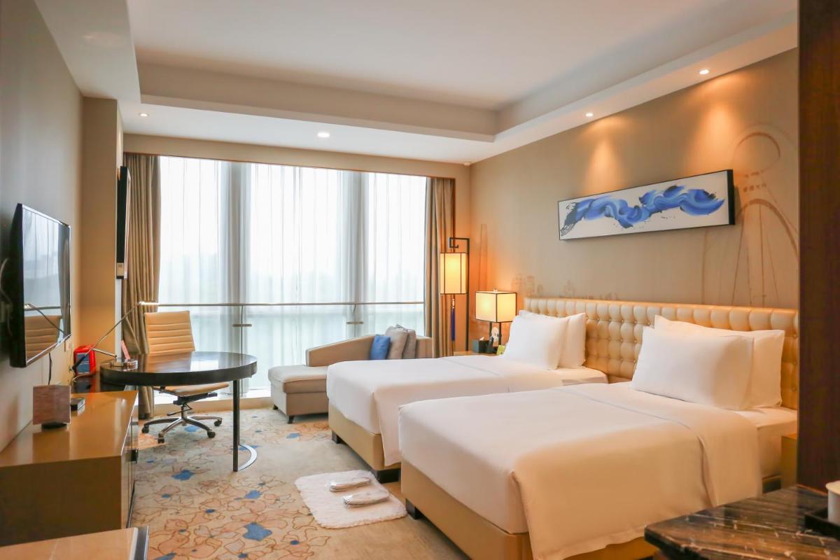 The Thousand Lantern Lake Hotel - Housity