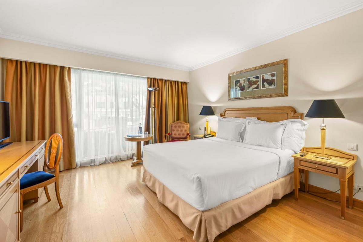 Uma cama ou camas num quarto em Hotel Cascais Miragem Health & Spa