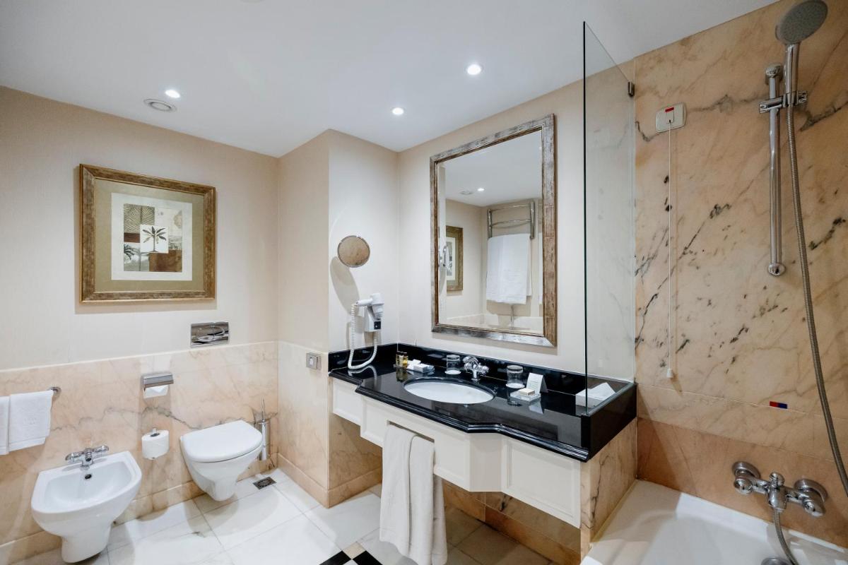 Uma casa de banho em Hotel Cascais Miragem Health & Spa