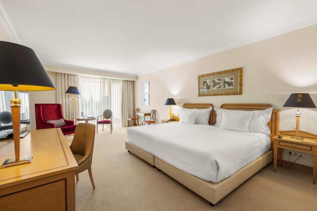 Uma cama ou camas num quarto em Hotel Cascais Miragem Health & Spa