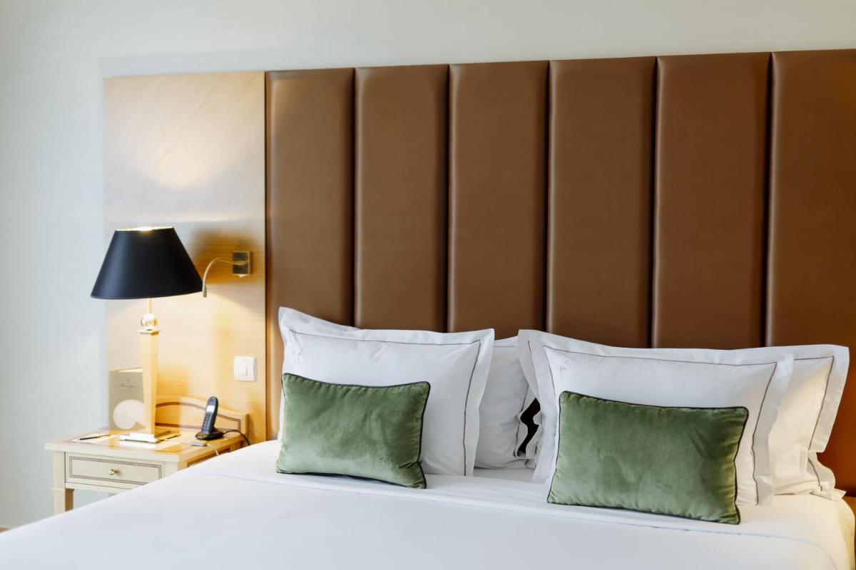 Uma cama ou camas num quarto em Hotel Cascais Miragem Health & Spa