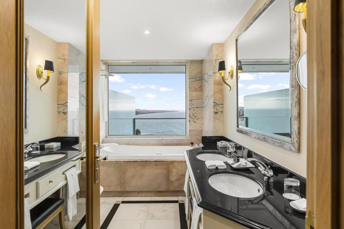 A cozinha ou kitchenette de Hotel Cascais Miragem Health & Spa