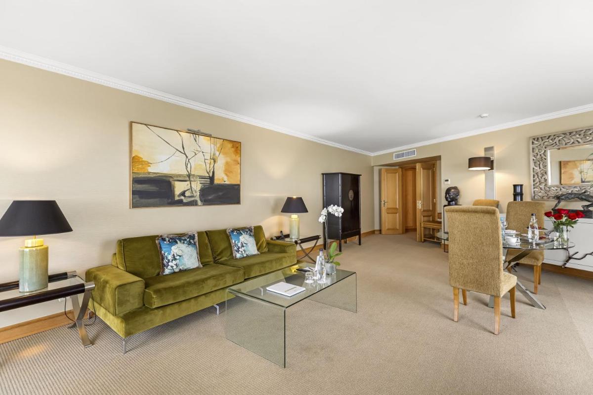 Uma área de estar em Hotel Cascais Miragem Health & Spa