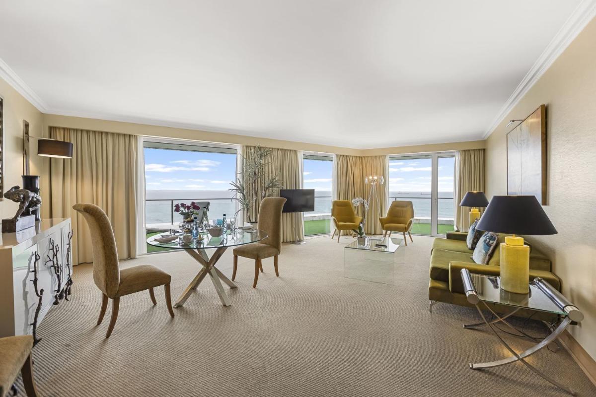 Uma televisão e/ou sistema de entretenimento em Hotel Cascais Miragem Health & Spa