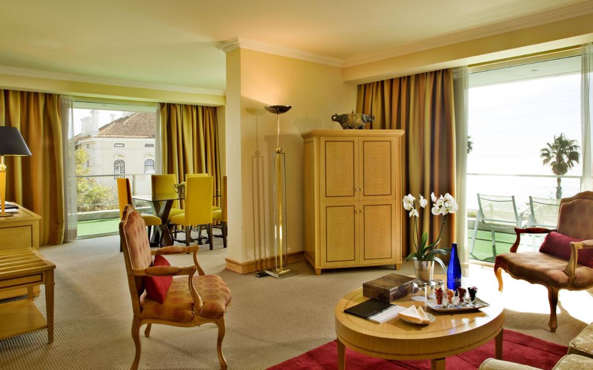 Uma área de estar em Hotel Cascais Miragem Health & Spa