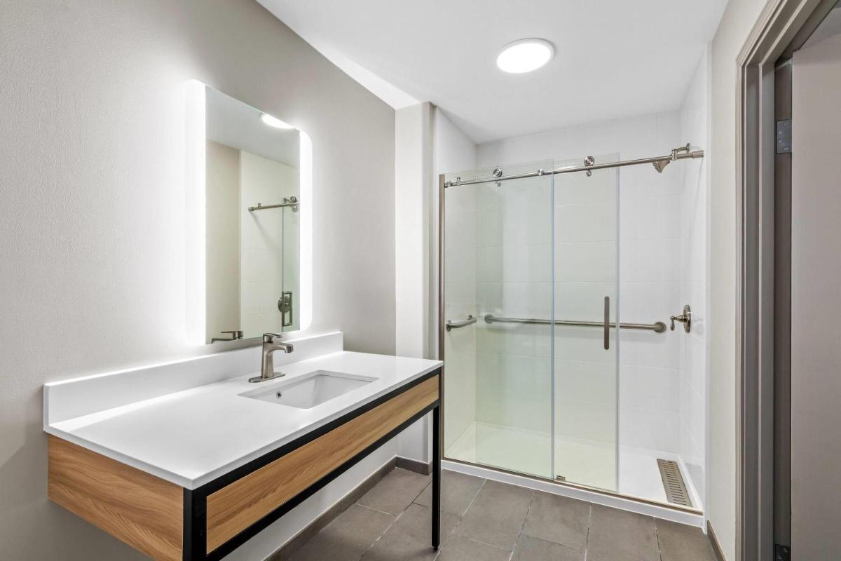 Days Inn & Suites by Wyndham Union City - Housity
