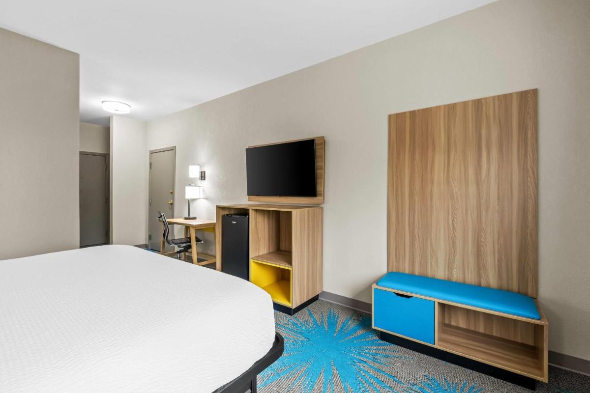 Days Inn & Suites by Wyndham Union City - Housity