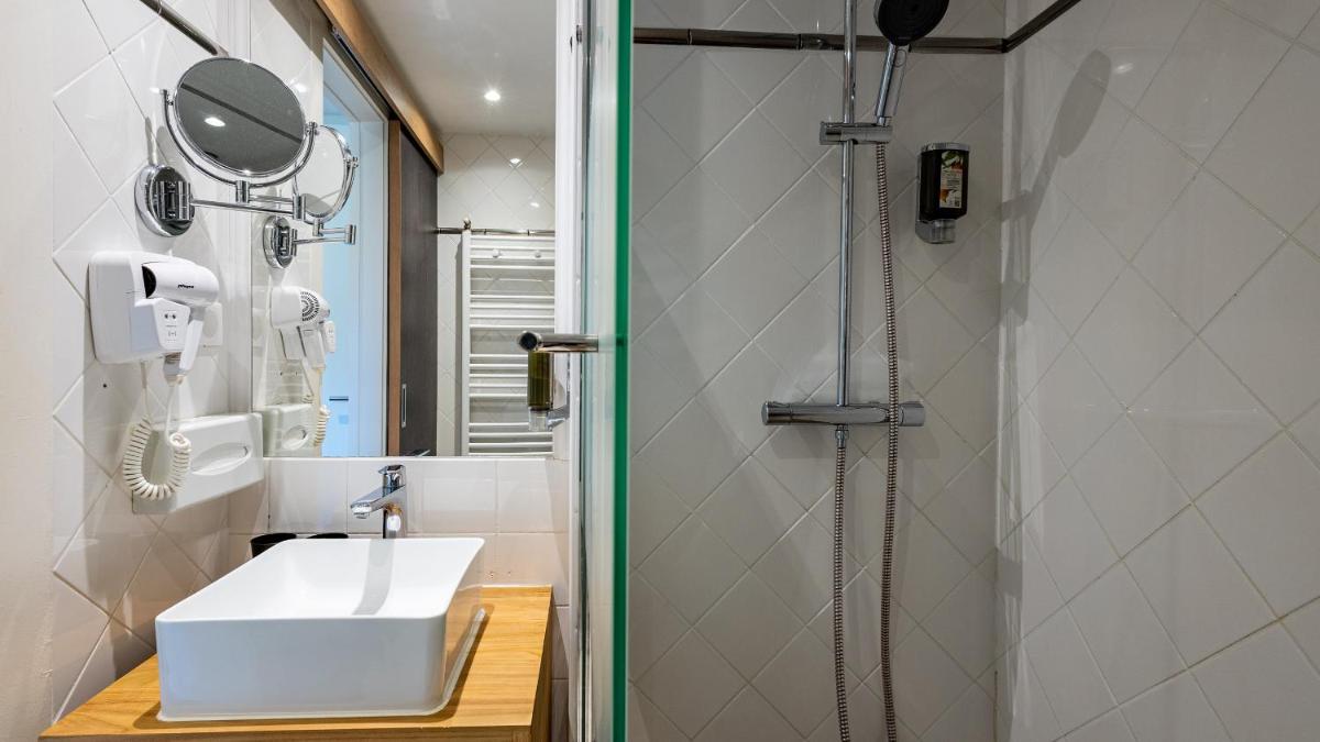 Salle de bains dans l'établissement Hôtel Beau Rivage
