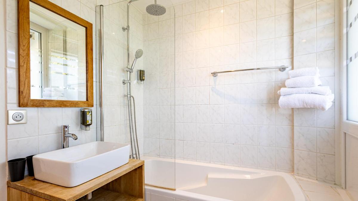 Salle de bains dans l'établissement Hôtel Beau Rivage