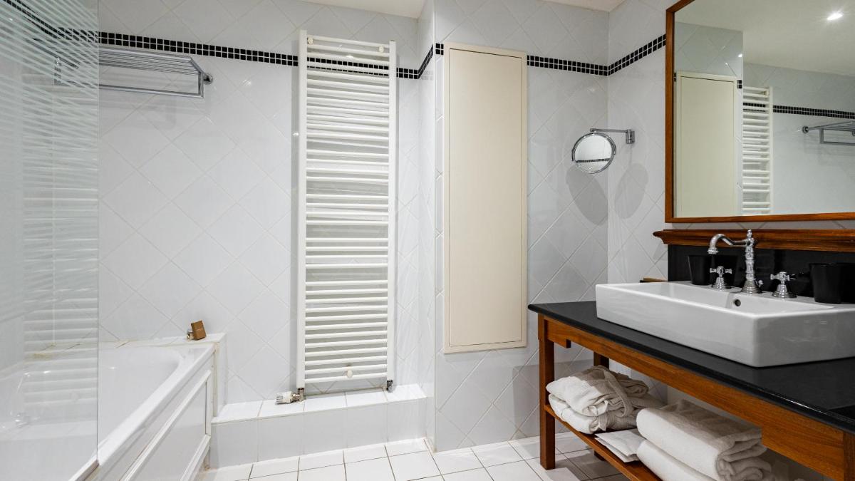 Salle de bains dans l'établissement Hôtel Beau Rivage