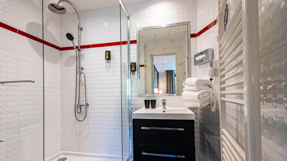 Salle de bains dans l'établissement Hôtel Beau Rivage