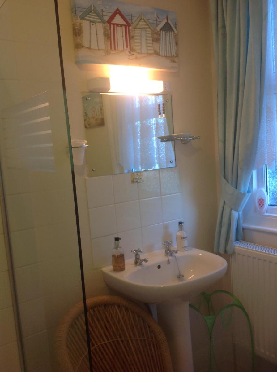 Cleasewood Guest House - Housity