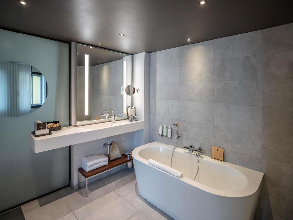 Salle de bains dans l'établissement Molitor Hotel & Spa Paris - MGallery Collection