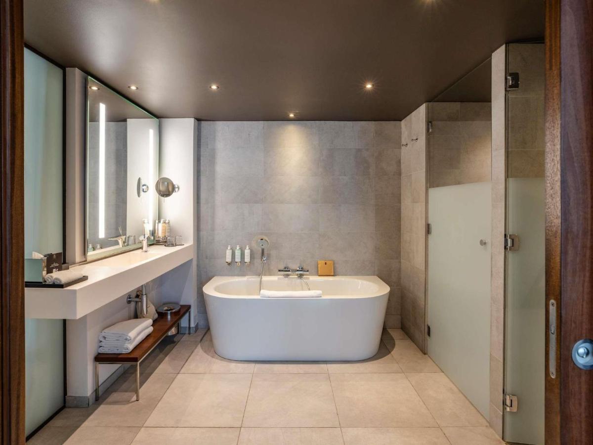 Salle de bains dans l'établissement Molitor Hotel & Spa Paris - MGallery Collection