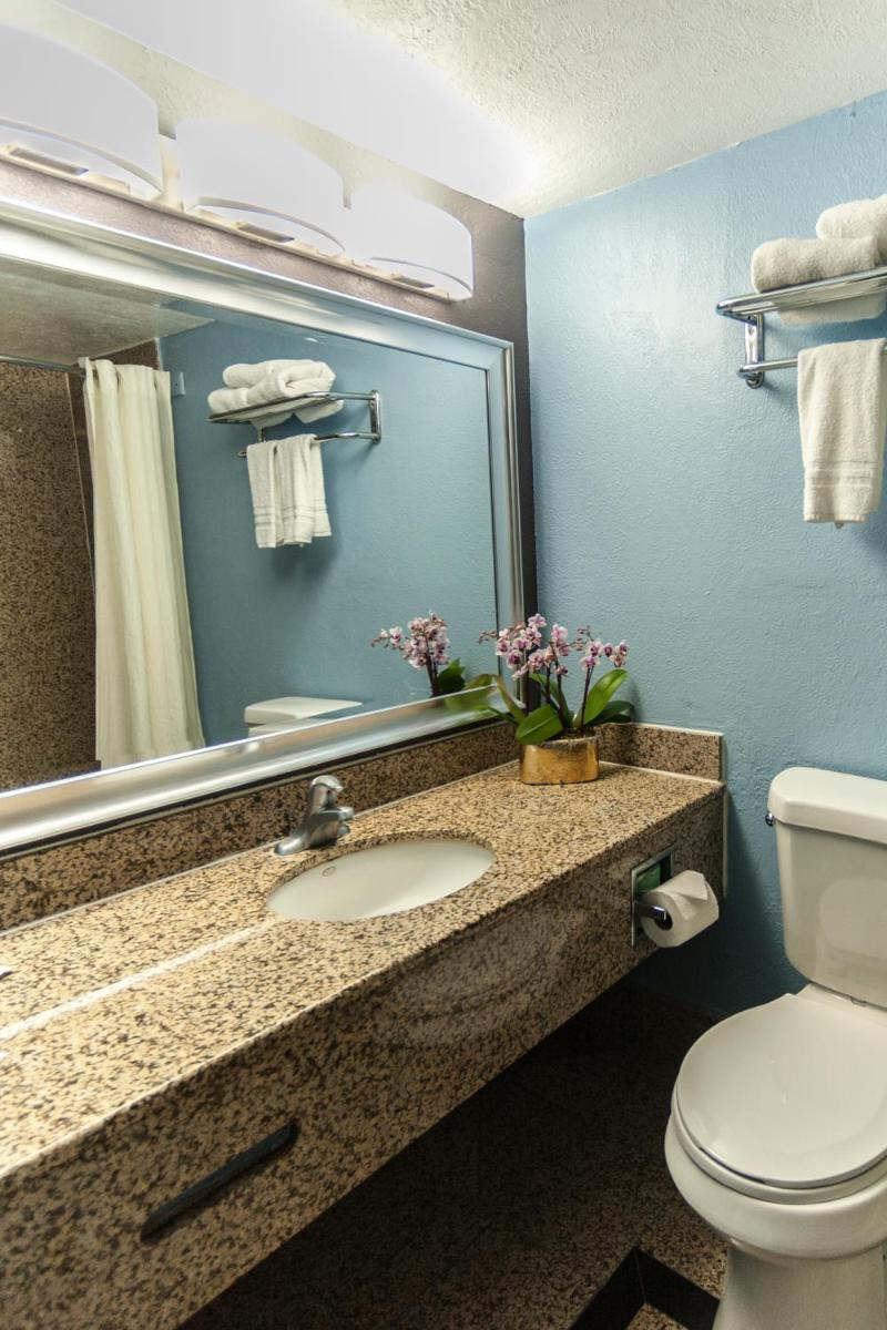 Fifth Season Inn & Suites - Housity